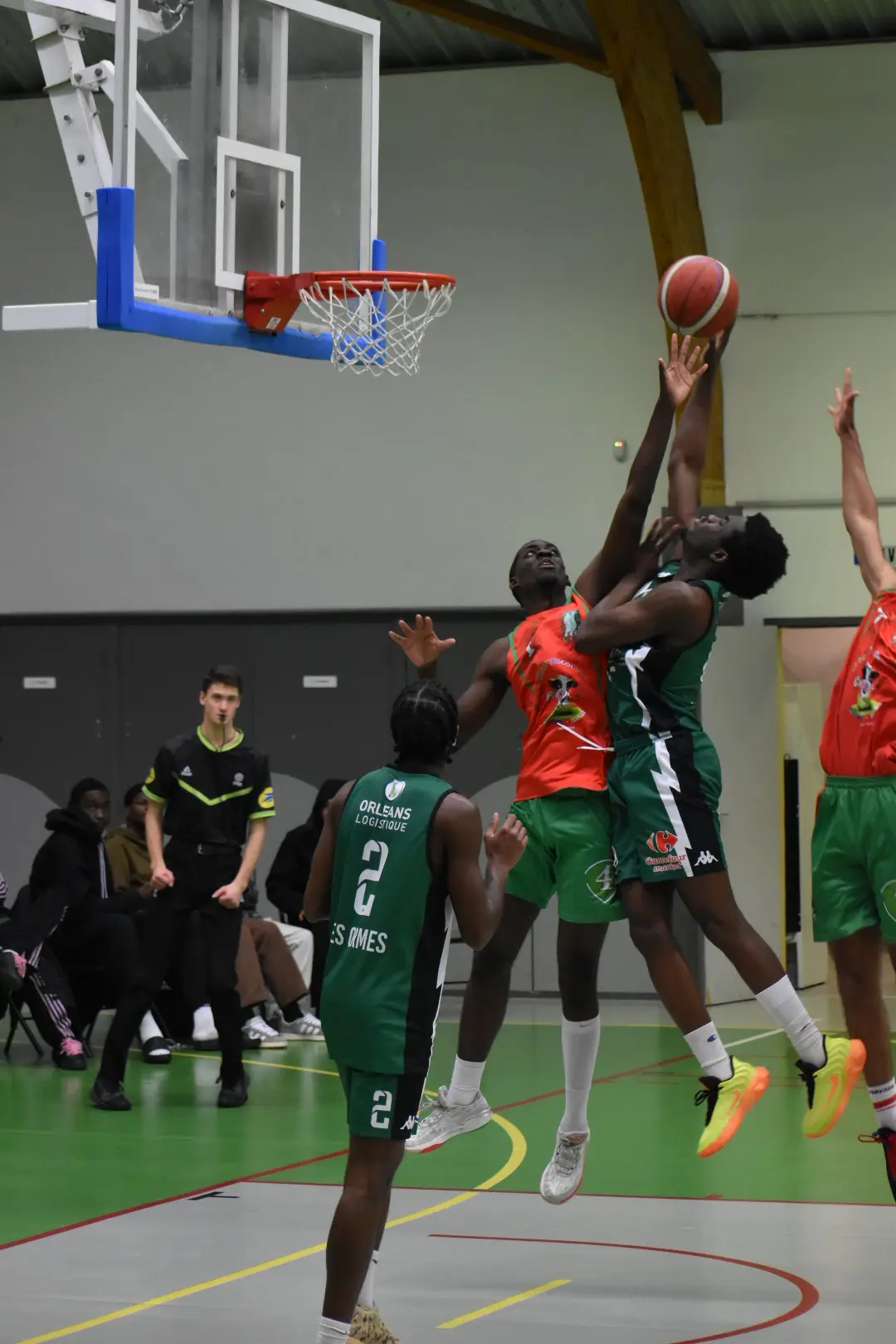 Joueur de Basket-ball en train de dunker