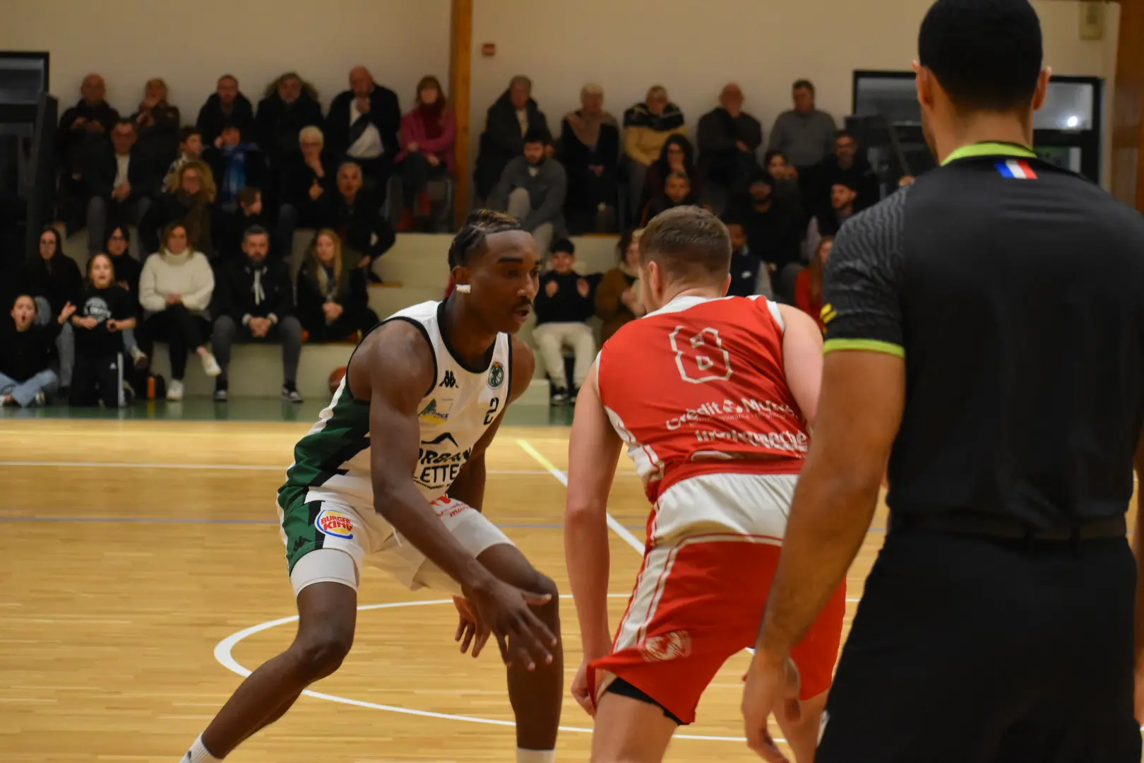 joueur de Basket-ball en train de garder un attaquant adverse