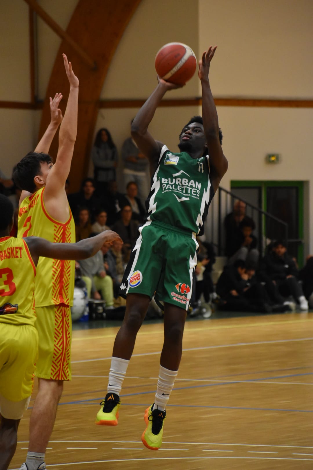 Supporters d'un match de Basket-ball en train de mettre de l'ambiance avec des tambours