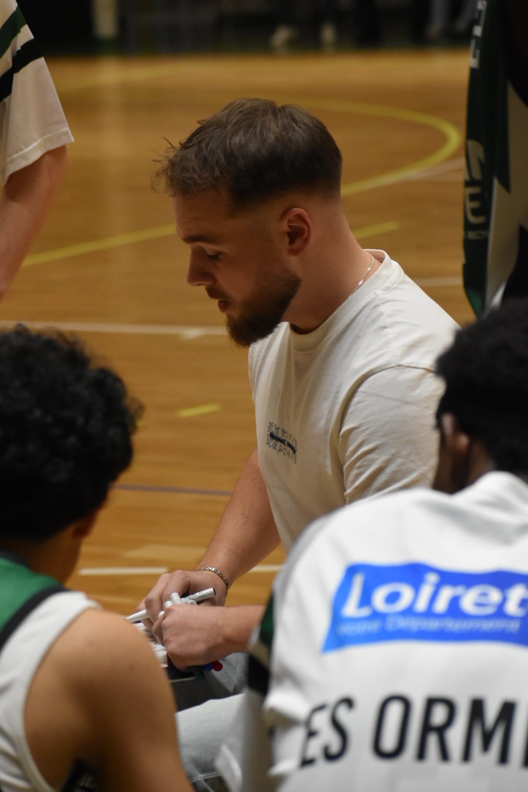Supporters d'un match de Basket-ball en train de mettre de l'ambiance avec des tambours