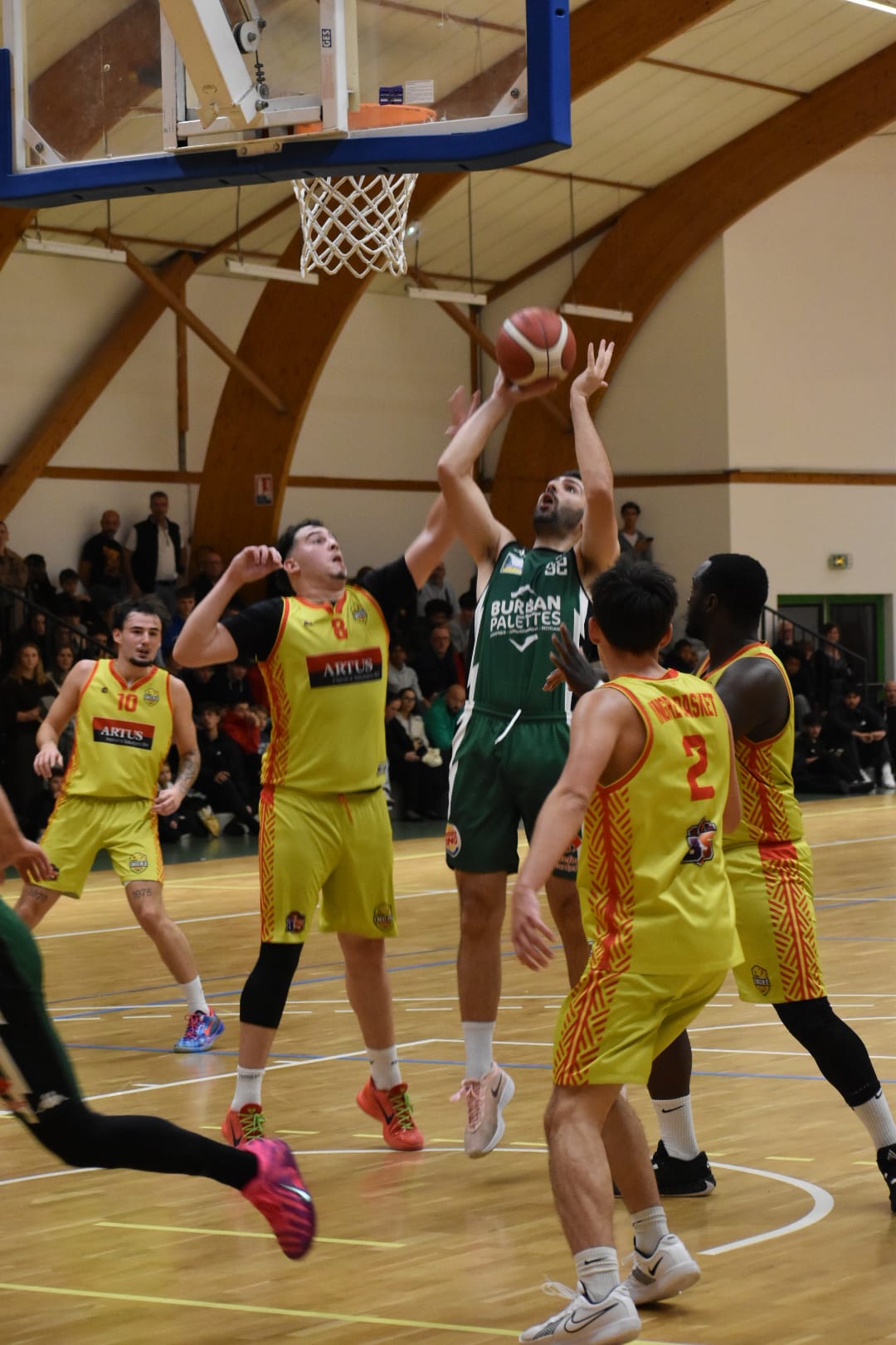 Supporters d'un match de Basket-ball en train de mettre de l'ambiance avec des tambours