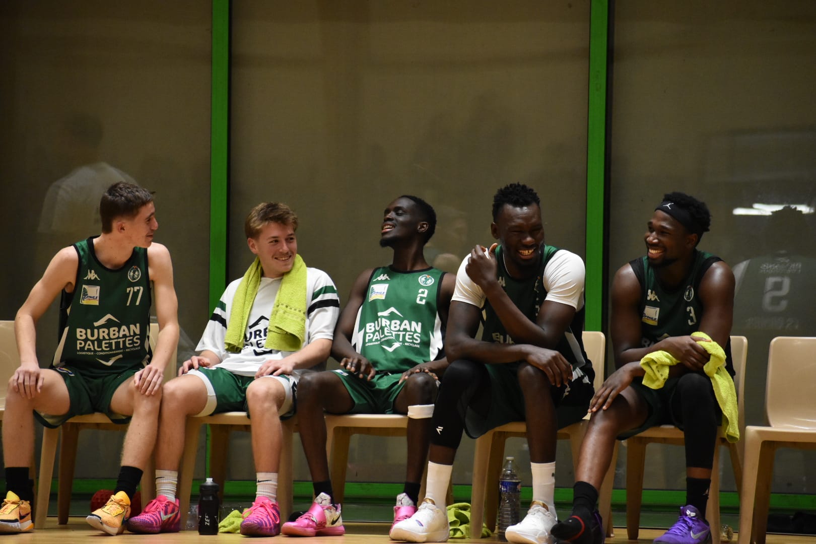 Supporters d'un match de Basket-ball en train de mettre de l'ambiance avec des tambours