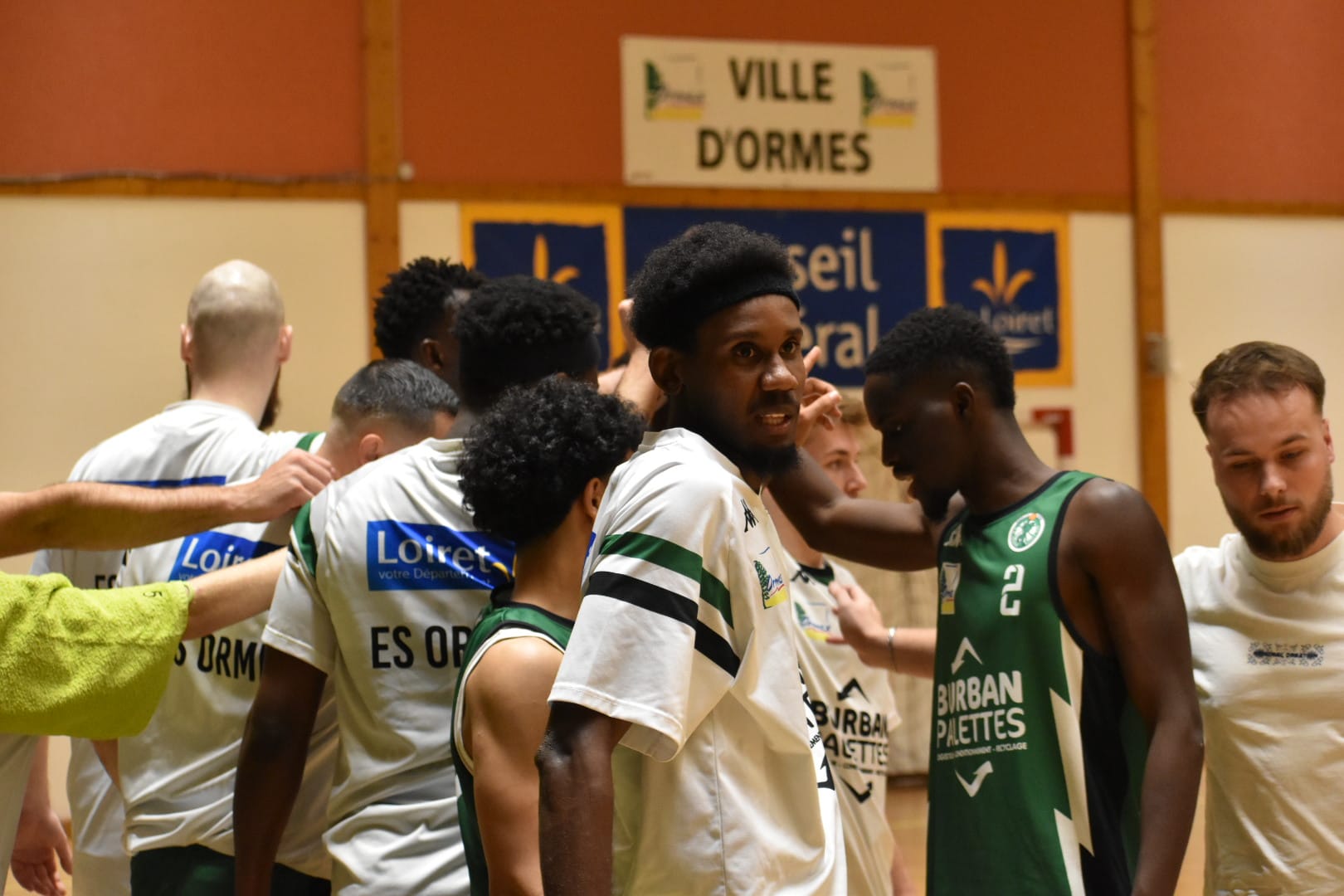 Supporters d'un match de Basket-ball en train de mettre de l'ambiance avec des tambours