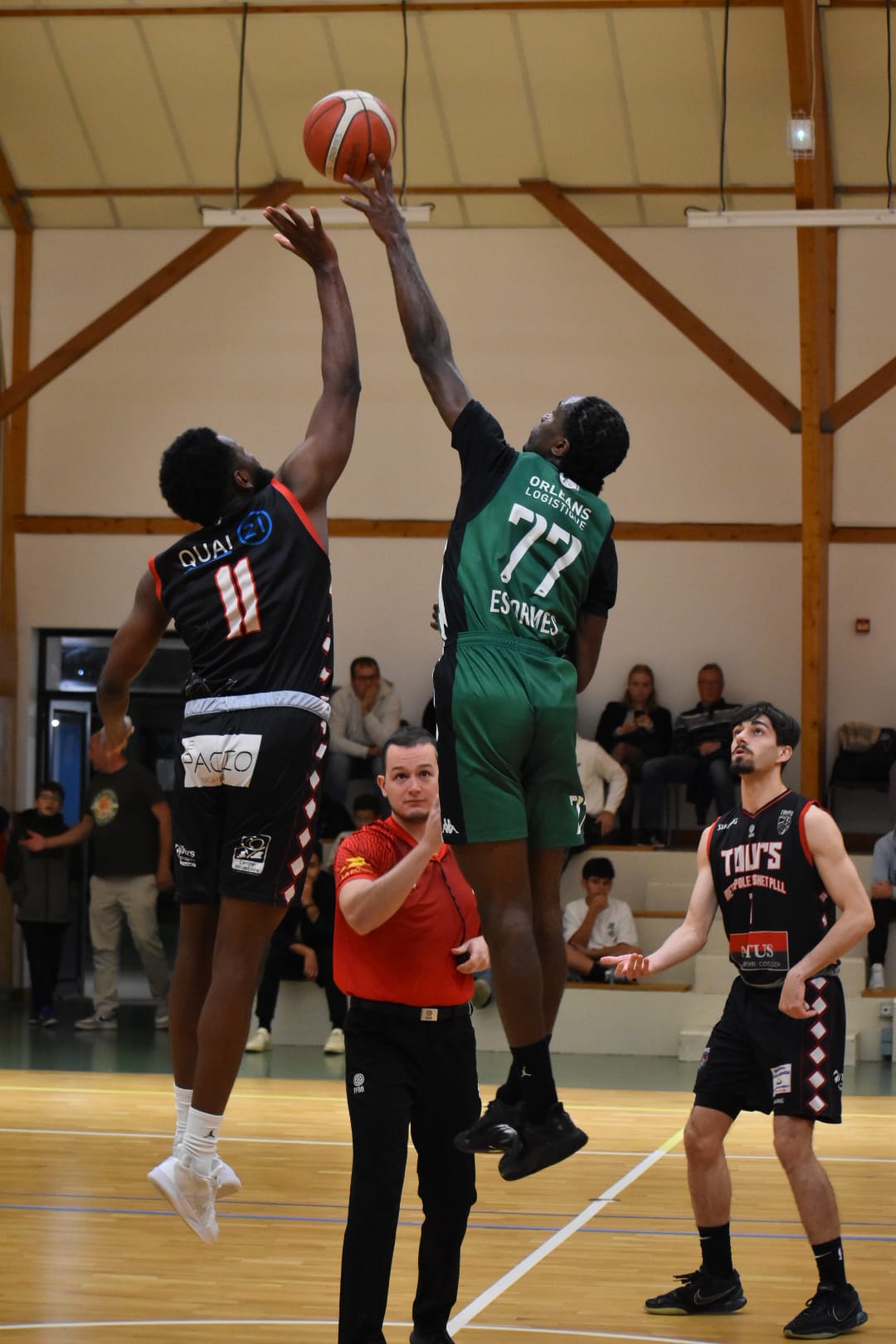 Supporters d'un match de Basket-ball en train de mettre de l'ambiance avec des tambours
