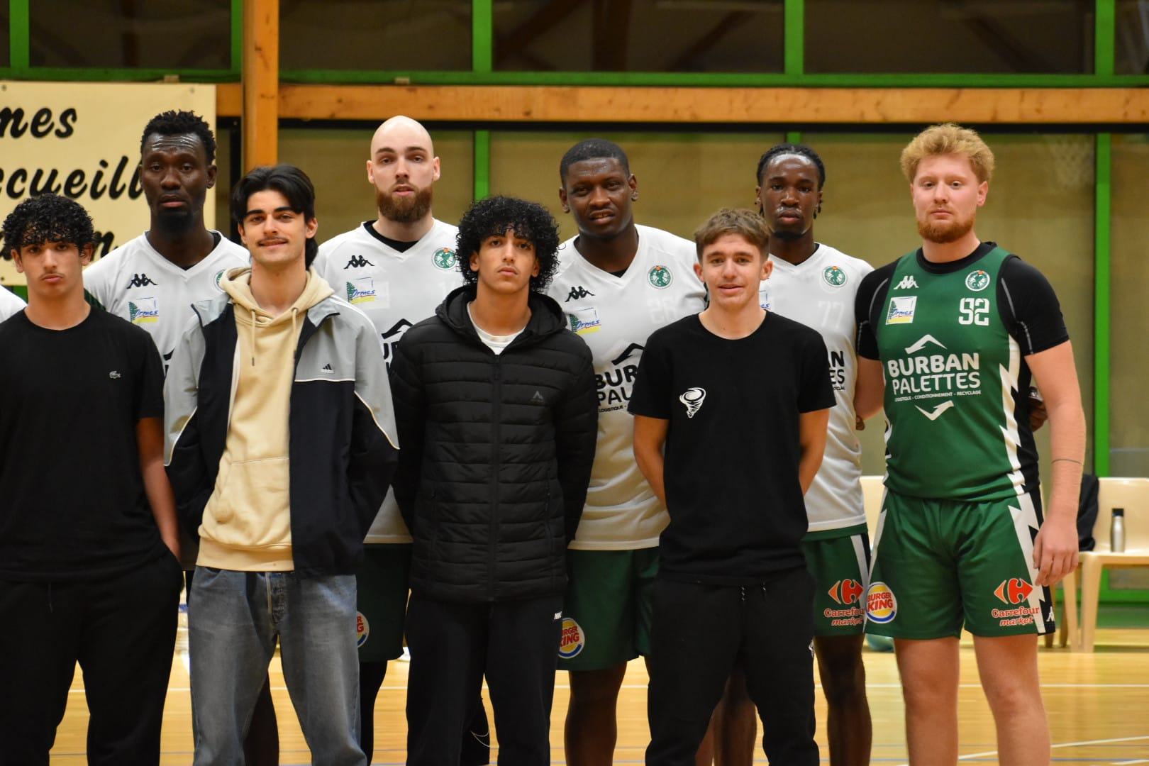 Supporters d'un match de Basket-ball en train de mettre de l'ambiance avec des tambours