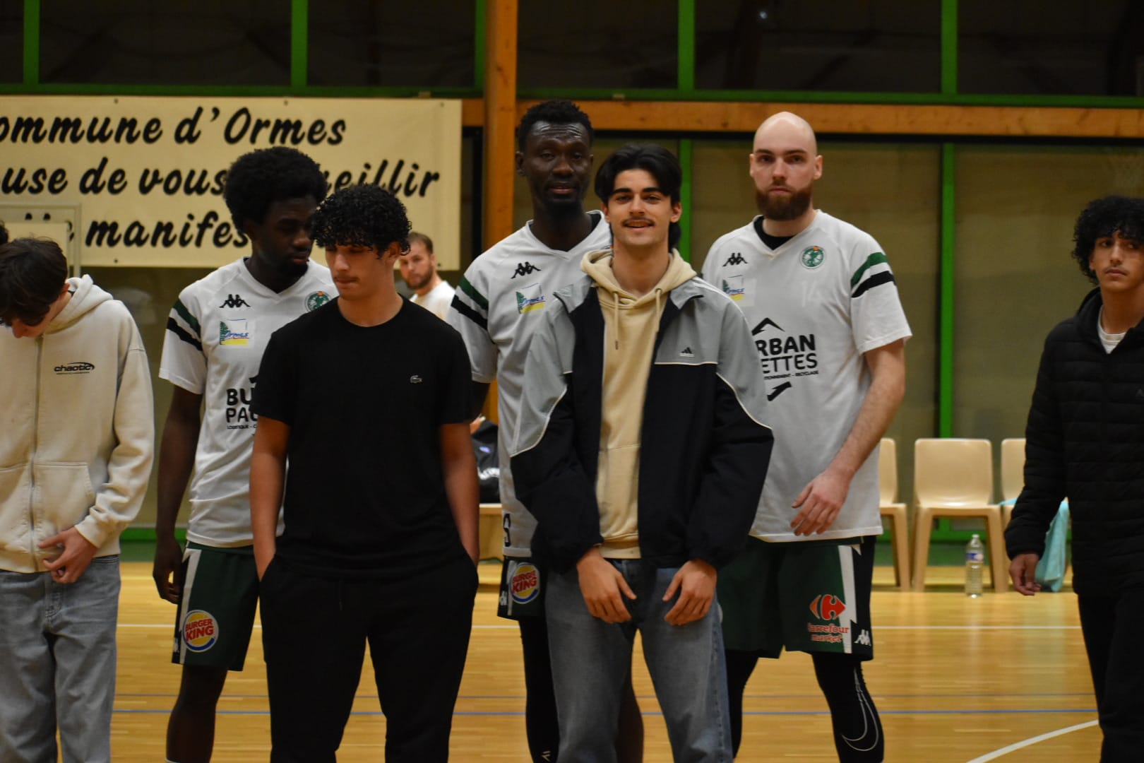 Supporters d'un match de Basket-ball en train de mettre de l'ambiance avec des tambours